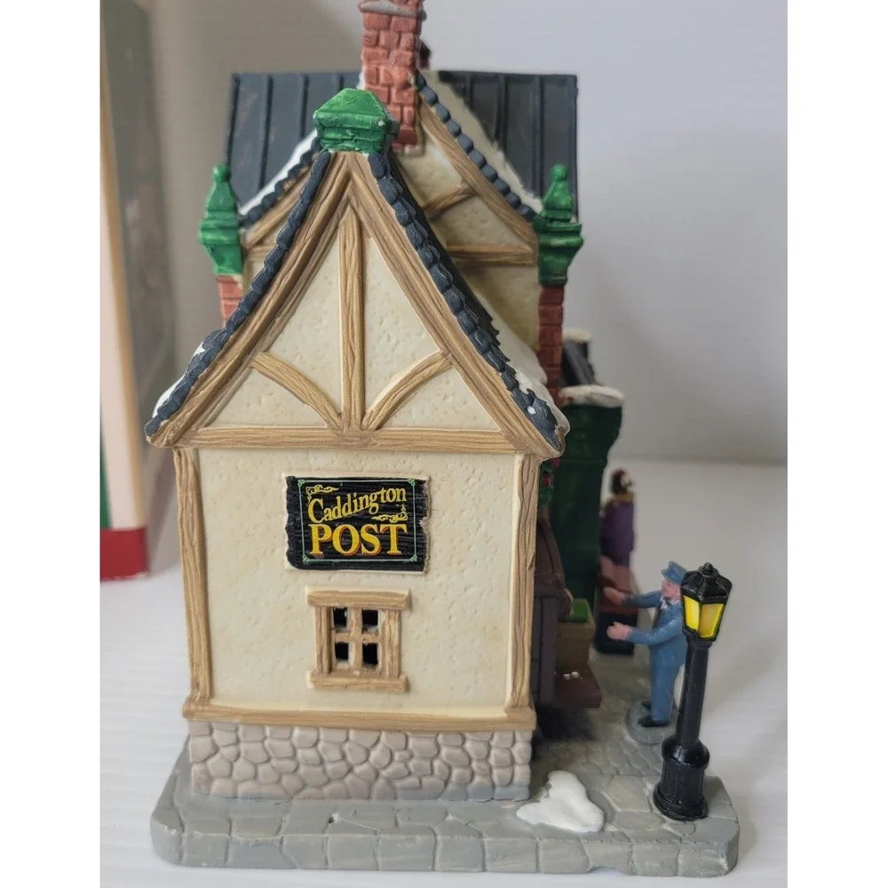 Lemax Caddington Post #85364 Porcelain Lighted Building New w/‎ Original Box